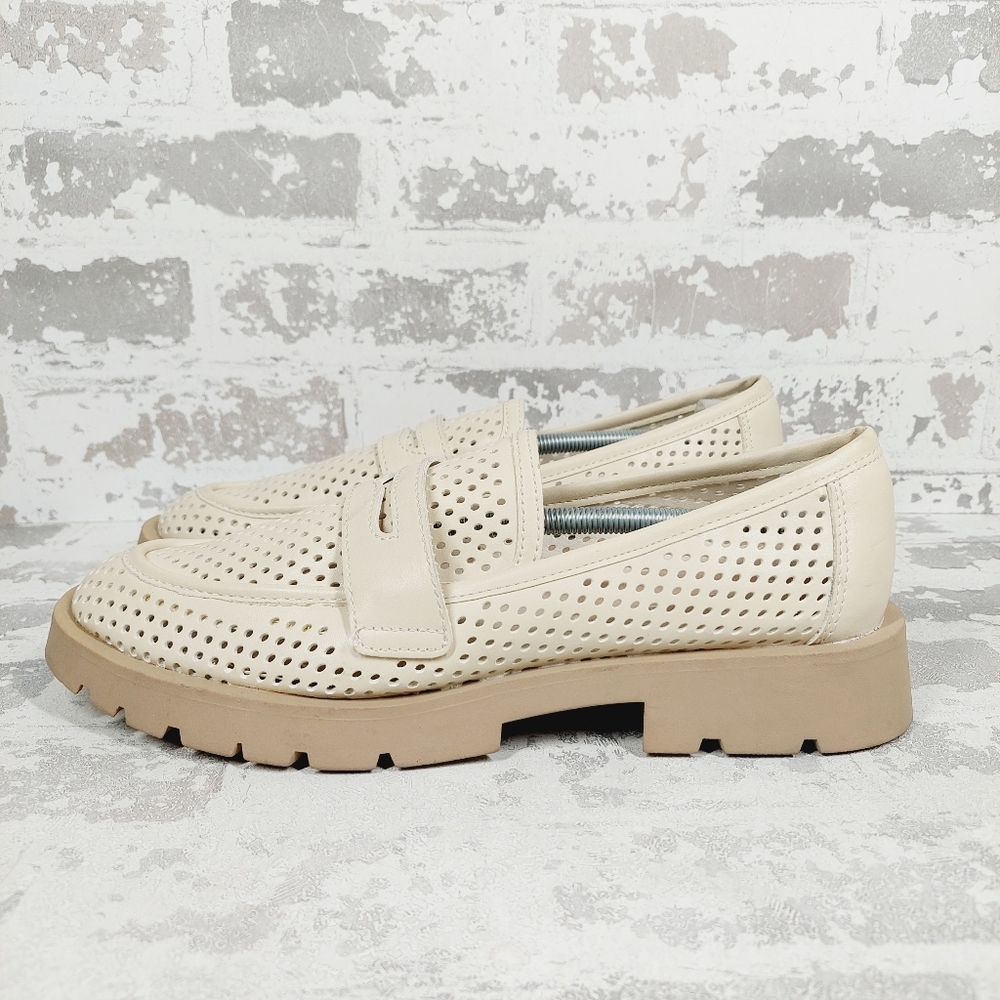 New Dolce Vita Ersula Perforated Chunky Beige Loafers M559